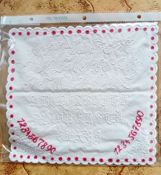 Doreen Fichtelmann: "Mit Alphabet besticktes Taschentuch. (Handarbeit)"