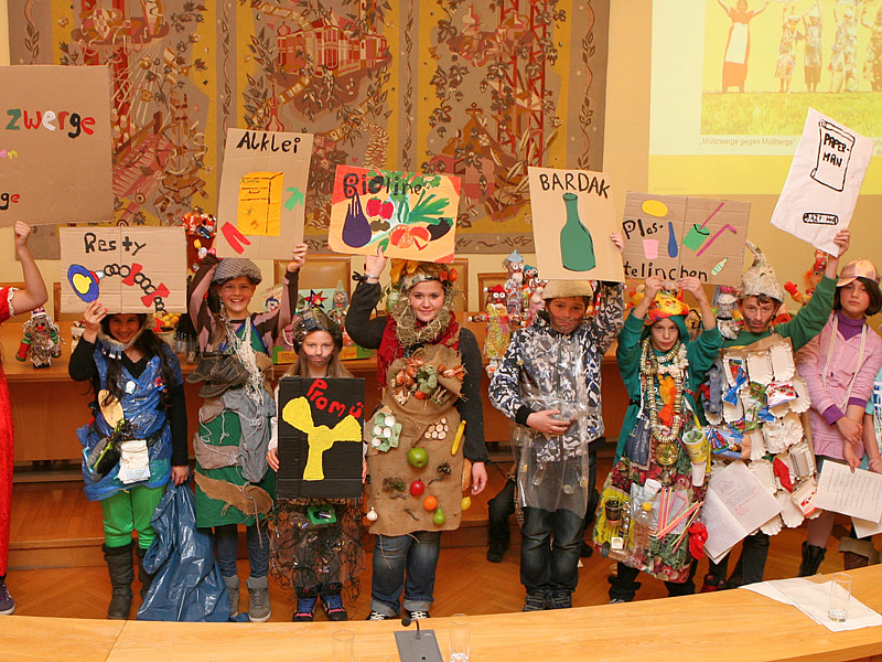 Preisverleihung des Wettbewerbs 2012 Müllzwerge basteln