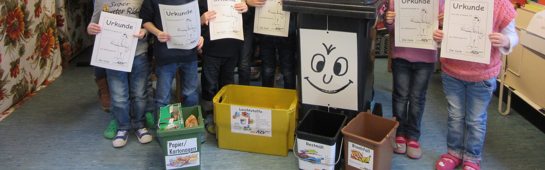 Gruppenbild mit der Mülltonne Max