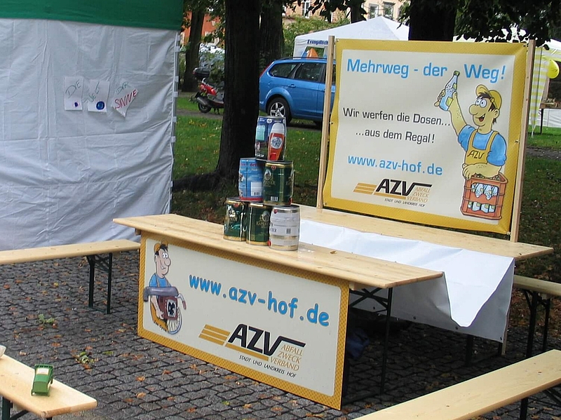 Aufbau des Dosenwurf-Spiels mit dem Namen "Wir werfen die Dosen aus dem Regal"