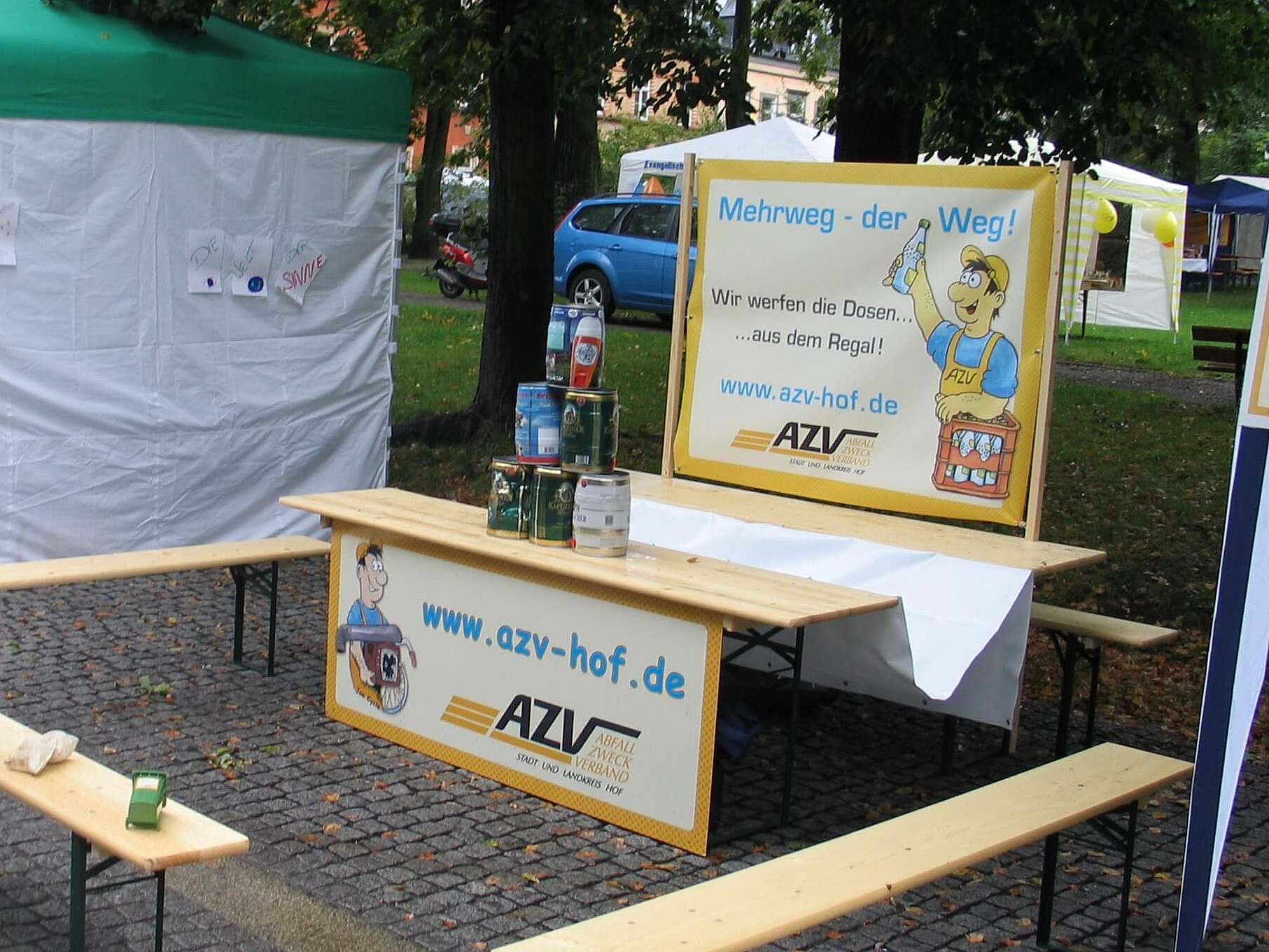 Aufbau des Dosenwurf-Spiels mit dem Namen "Wir werfen die Dosen aus dem Regal"