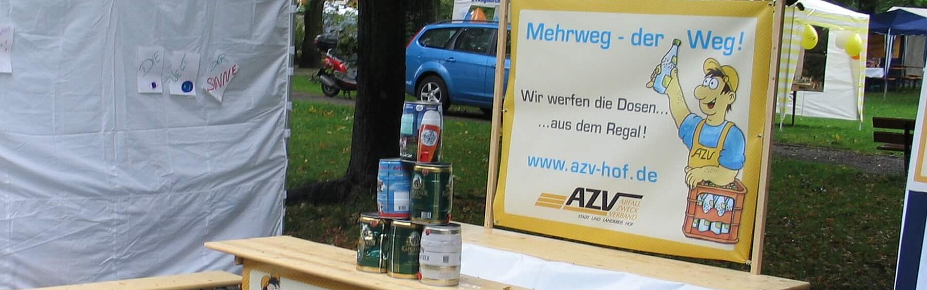 Aufbau des Dosenwurf-Spiels mit dem Namen "Wir werfen die Dosen aus dem Regal"
