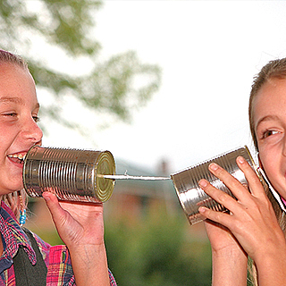 zwei Mädchen mit einem Schnurtelefon