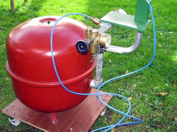 Luftdruckspeicher für Airbrush von Georg Bloß, Hof