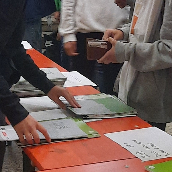 Recyclingschulheft Verkauf im Schiller Gymnasium