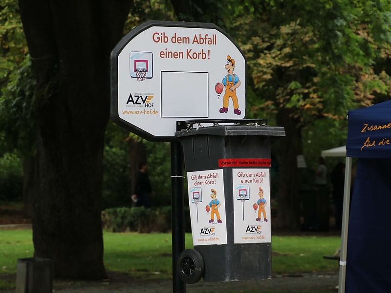 Das Basketballspiel "Gib dem Abfall einen Korb"