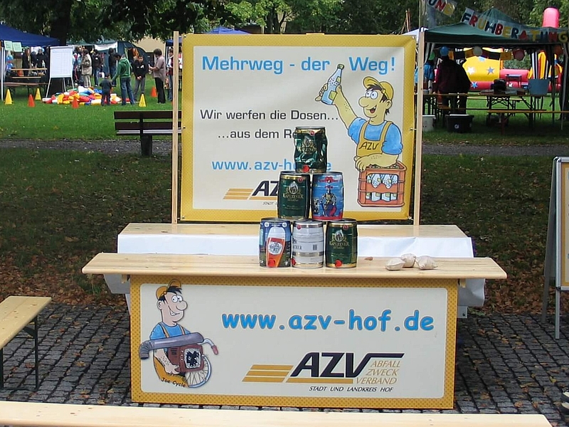 Aufbau des Dosenwurf-Spiels mit dem Namen "Wir werfen die Dosen aus dem Regal"