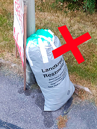 restmuellsack-falsch Ein Beispielbild, wie der Restmüllsack nicht bereitgestellt werden soll (überfüllt und zugeklebt).