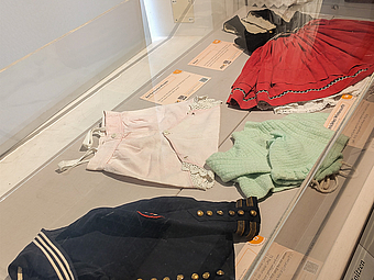 Ausstellung der ältesten, kuriosesten und originellsten Kleidungsstücke im Textilmuseum Helmbrechts