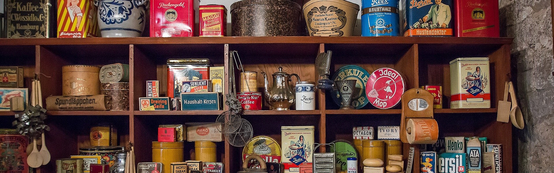 verpackte Lebensmittel im Schrank