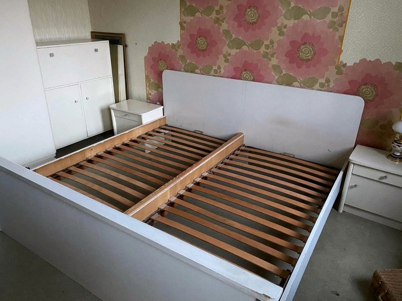 Vintage Doppelbett mit Lattenrosten und zwei Nachtkästchen