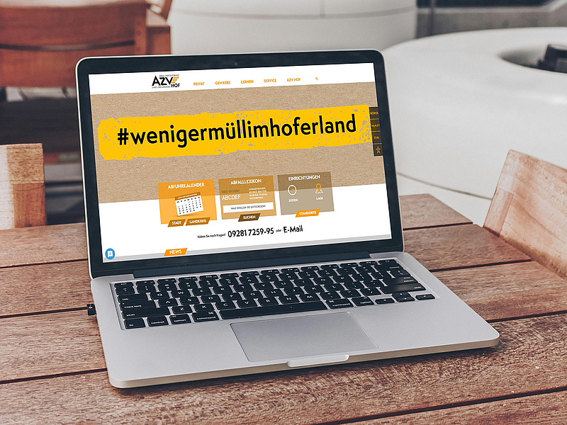 Ein geöffneter Laptop zeigt die Startseite des AZV