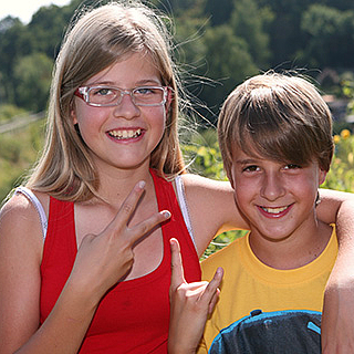 ein Mädchen und ein Junge Arm in Arm