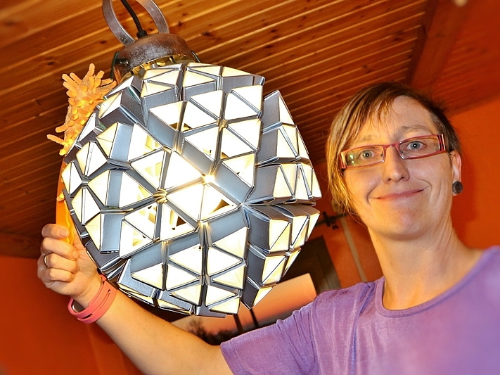 Upcycling-Lampenschirm aus Milchkarton