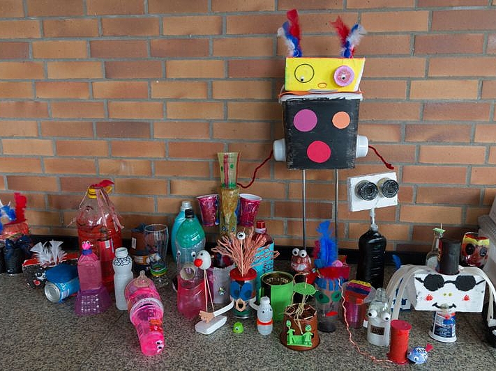 Bastelarbeiten aus gesammelten Wertstoffen von der ehem. 5. Klässer; Gym. Münchberg 