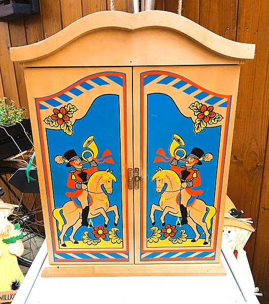 kl. Holz Wandschränkchen "Postillon"