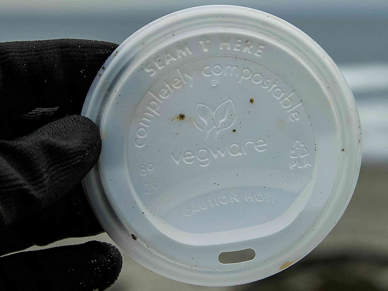 Greenwashing Symbolbild: vermeintlich kompostierbare Coffee-to-go Deckel