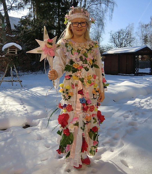 Feenkostüm aus alter Gardine, Stoffblumen und Schießbudenrosen von Jutta Schneider, Döhlau