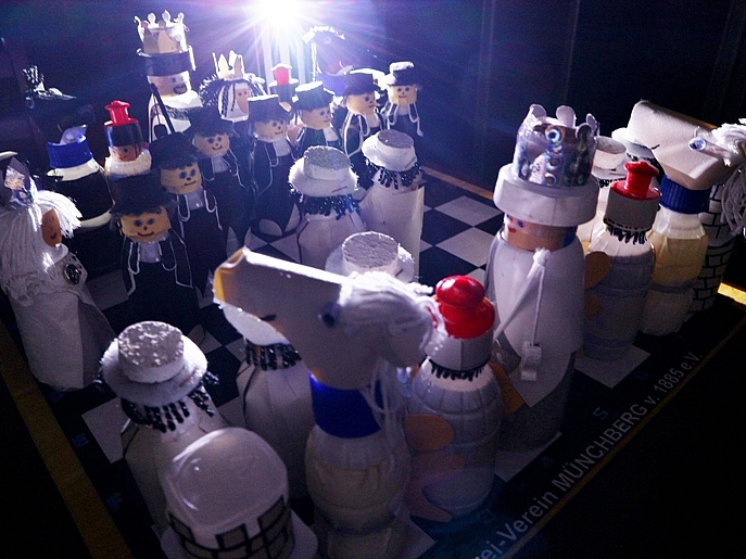 Schachspiel aus Abfällen