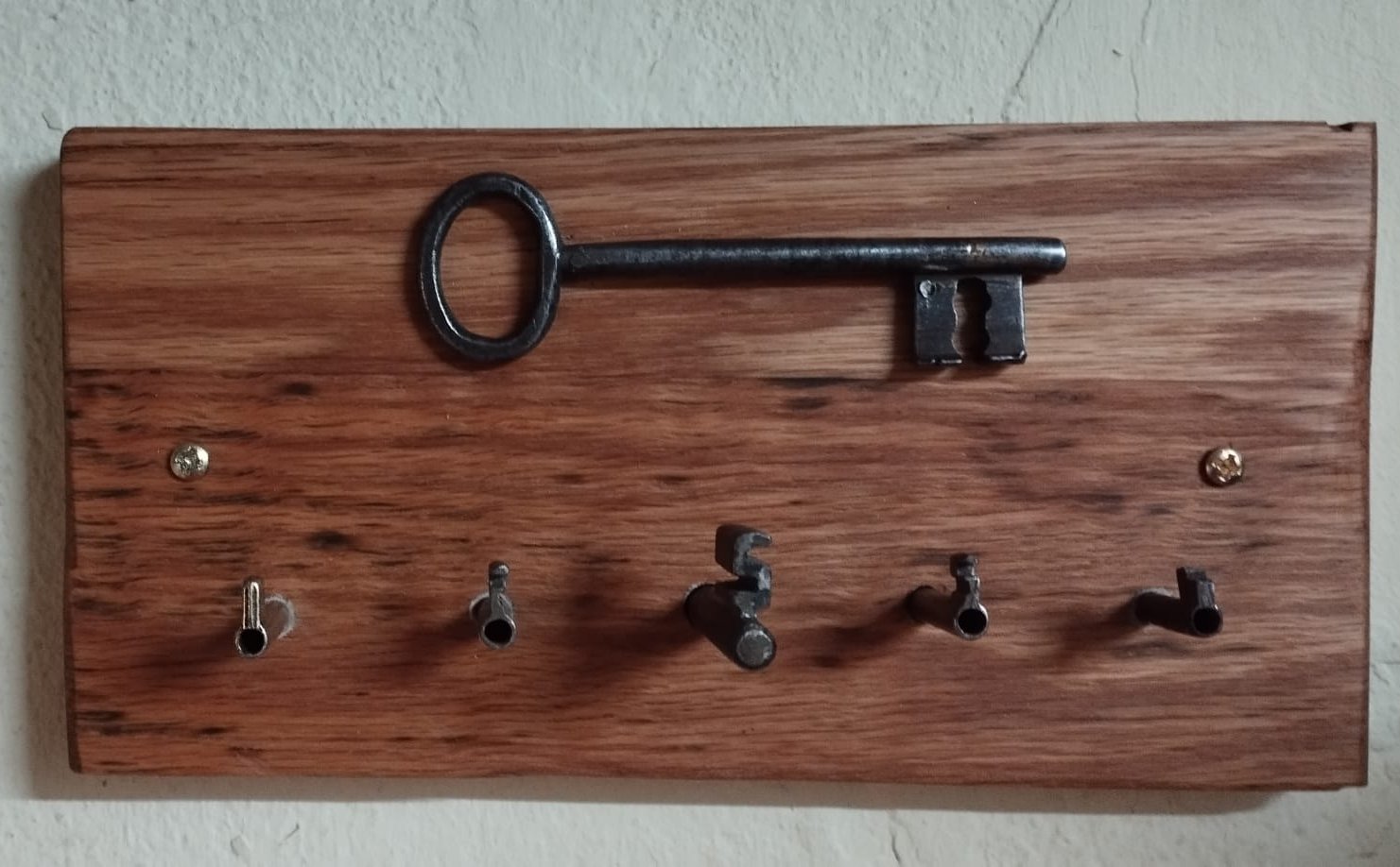 Schlüsselbrett aus alten Schlüsseln und einem Holzbrett von Uwe Walther
