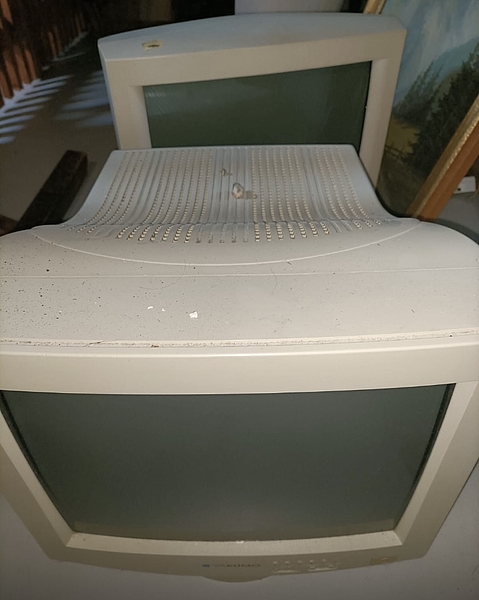 SUCHE einen alten PC Monitor…