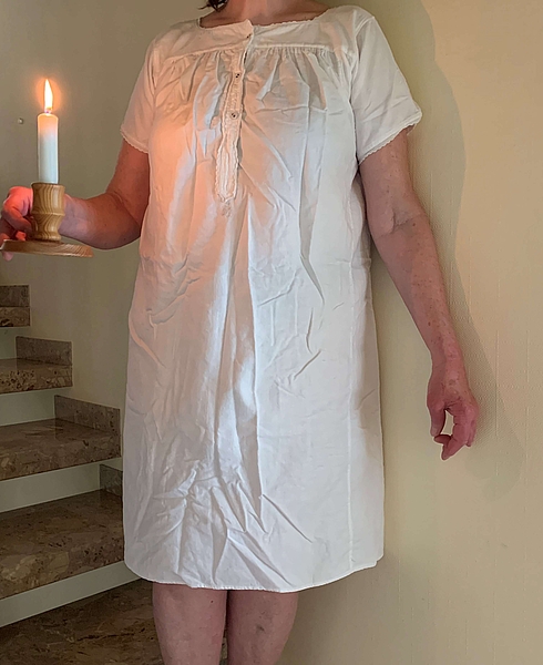 Inge Sevcik: "Das Nachthemd meiner Oma. Sie wurde 1904 geboren. Das Nachthemd dürfte aus den 1920er Jahren stammen und wird heute noch als Faschingskostüm verwendet."