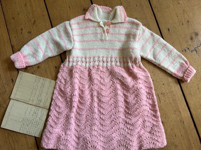 Gertaud Henard: "Gestricktes Kleid mit Strickanleitung von meiner Mutter."